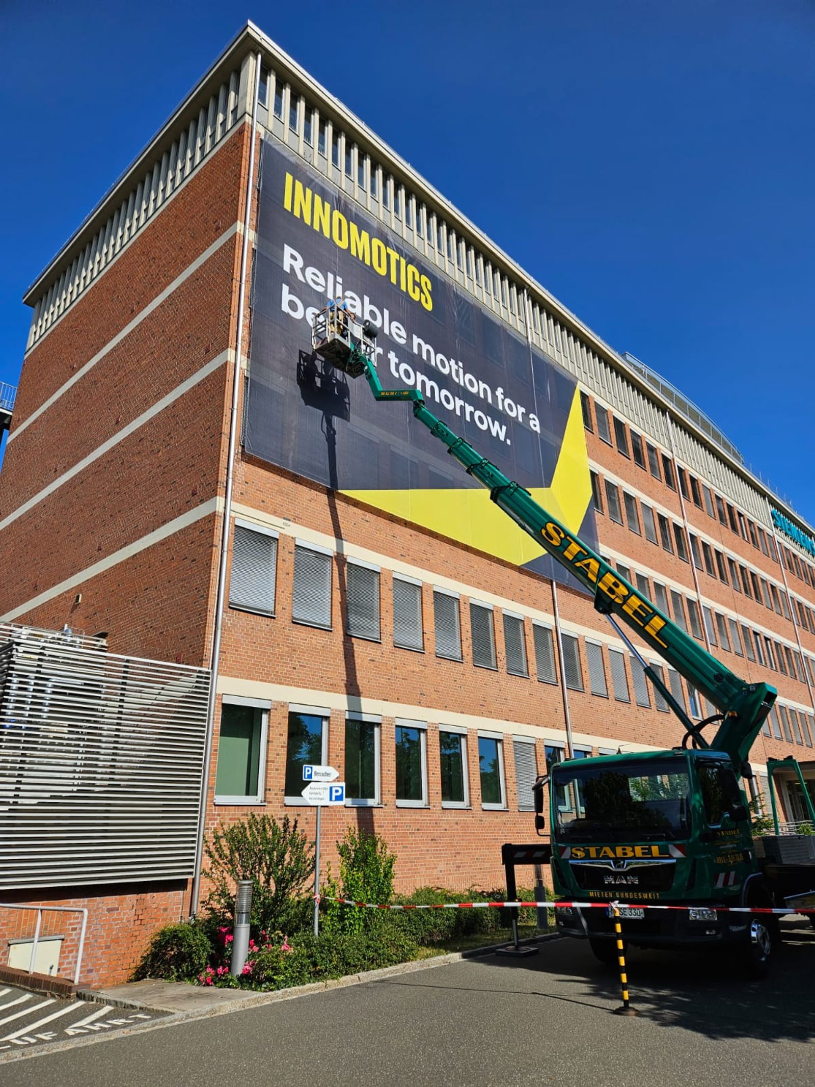 Innomotics-Fassadenbanner am Hauptsitz in Nürnberg
