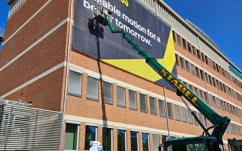 Innomotics-Fassadenbanner am Hauptsitz in Nürnberg