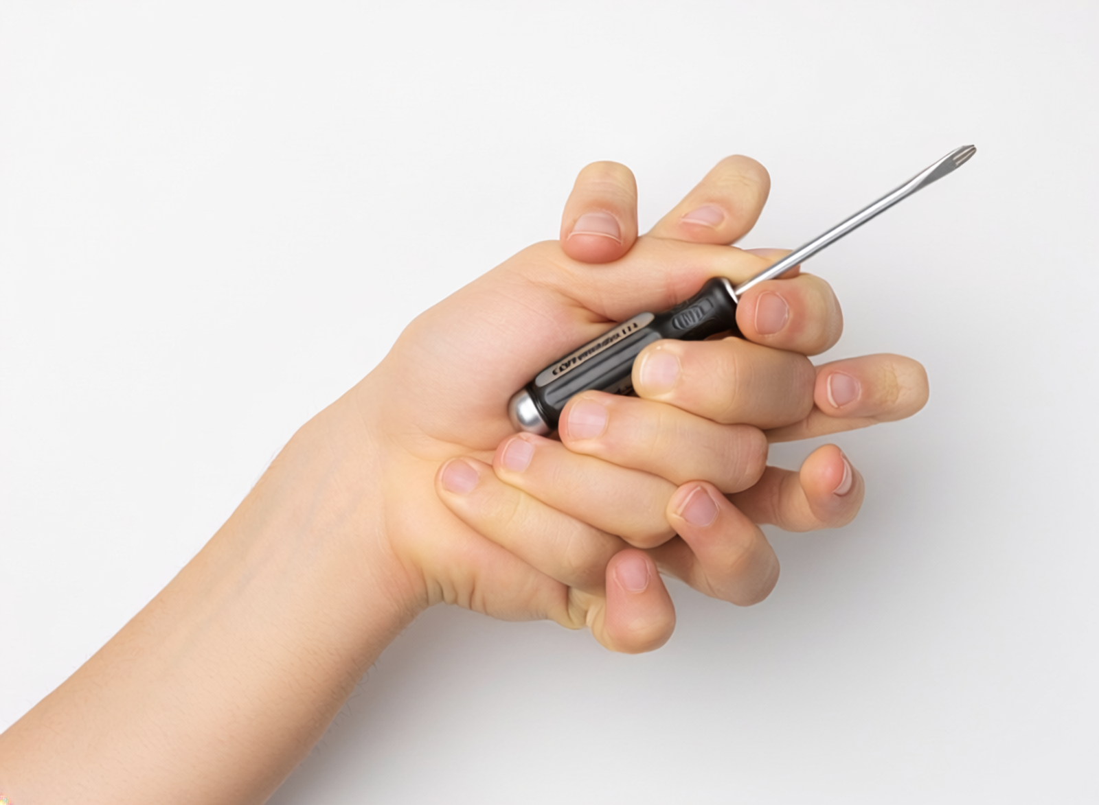 KI-generierte Hand mit zu vielen Fingern hält einen Schraubenzieher