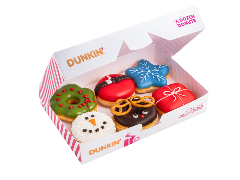 Geöffnete 6er Box mit Weihnachts-Donuts, freigestellt