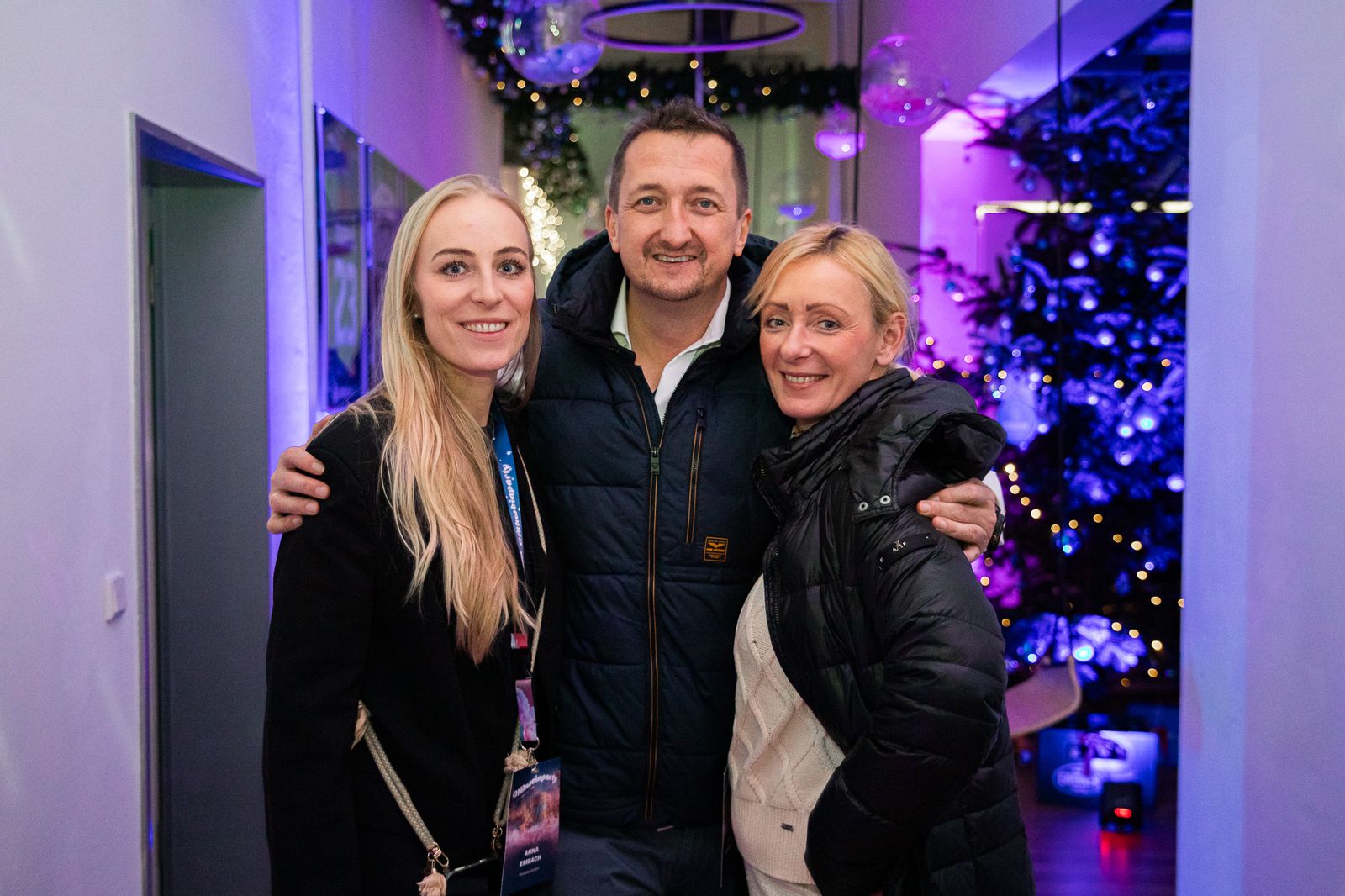 Gäste der fourplex-Glühweinparty im weihnachtlich geschmückten Büro Gäste der fourplex-Glühweinparty im weihnachtlich geschmückten Büro