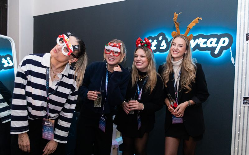 Gäste mit Verkleidung an der Fotobox der fourplex-Glühweinparty