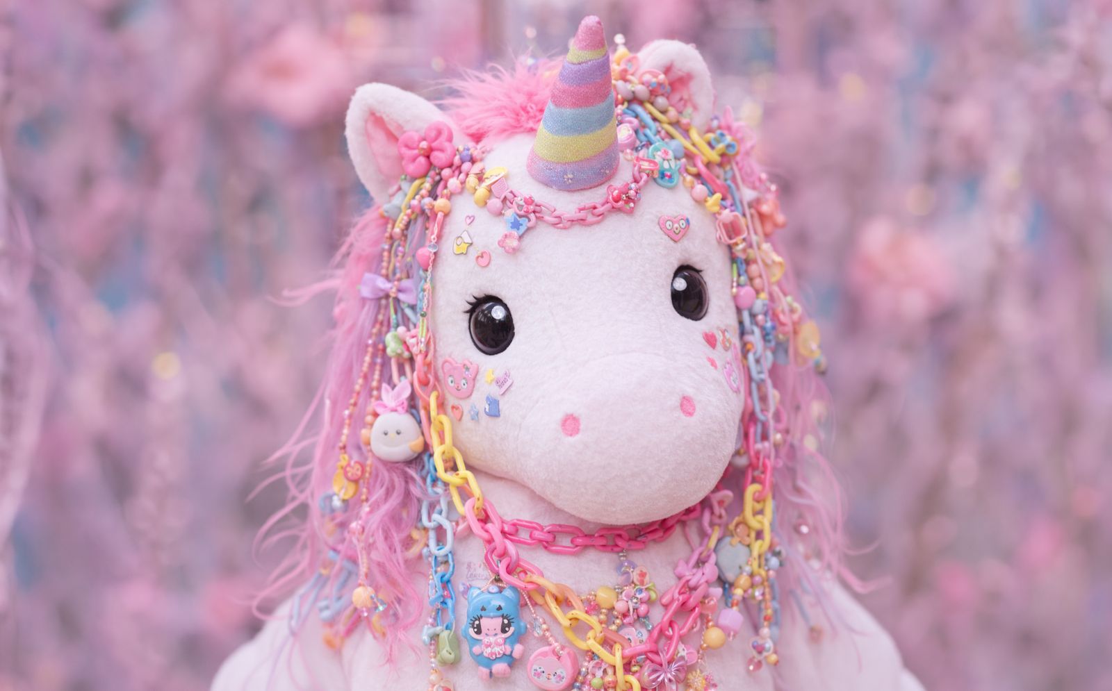 Plüsch-Einhorn mit bunten Ketten