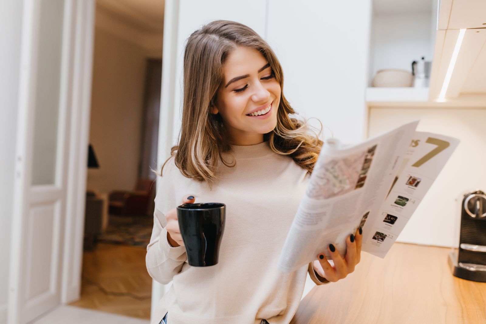 Frau liest ein gedrucktes Mailing