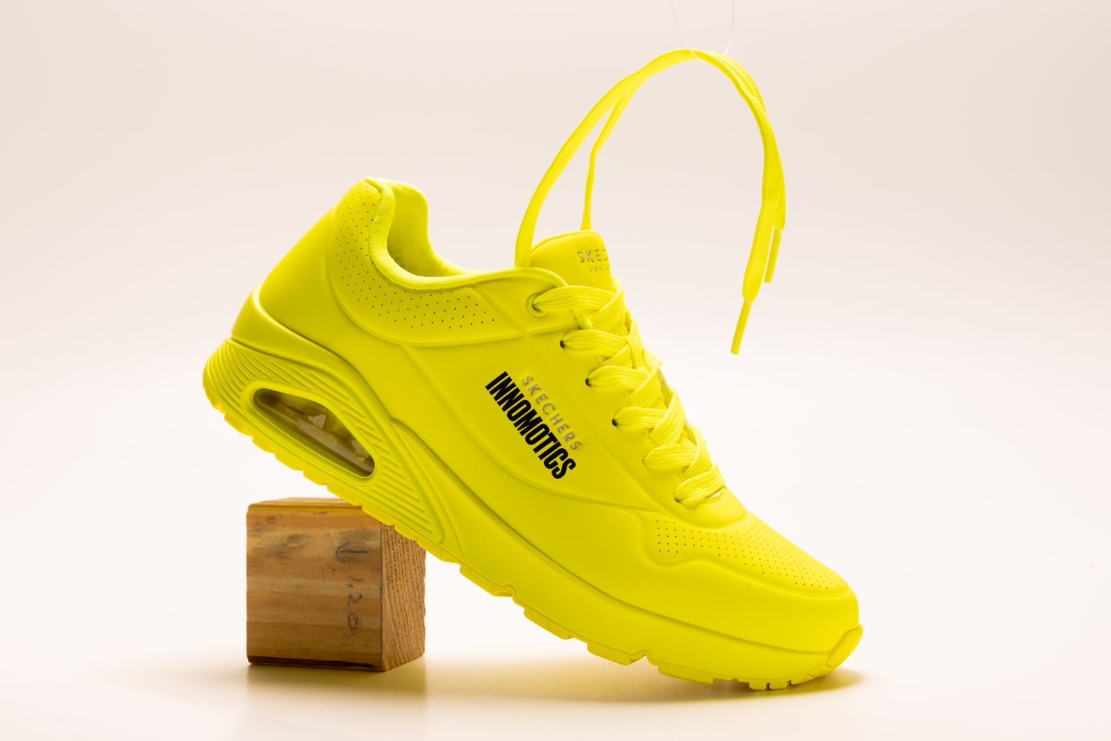 Gelber Innomotics-Sneaker als Merchandise