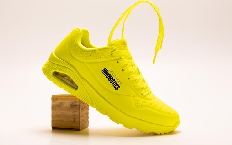 Gelber Innomotics-Sneaker als Merchandise