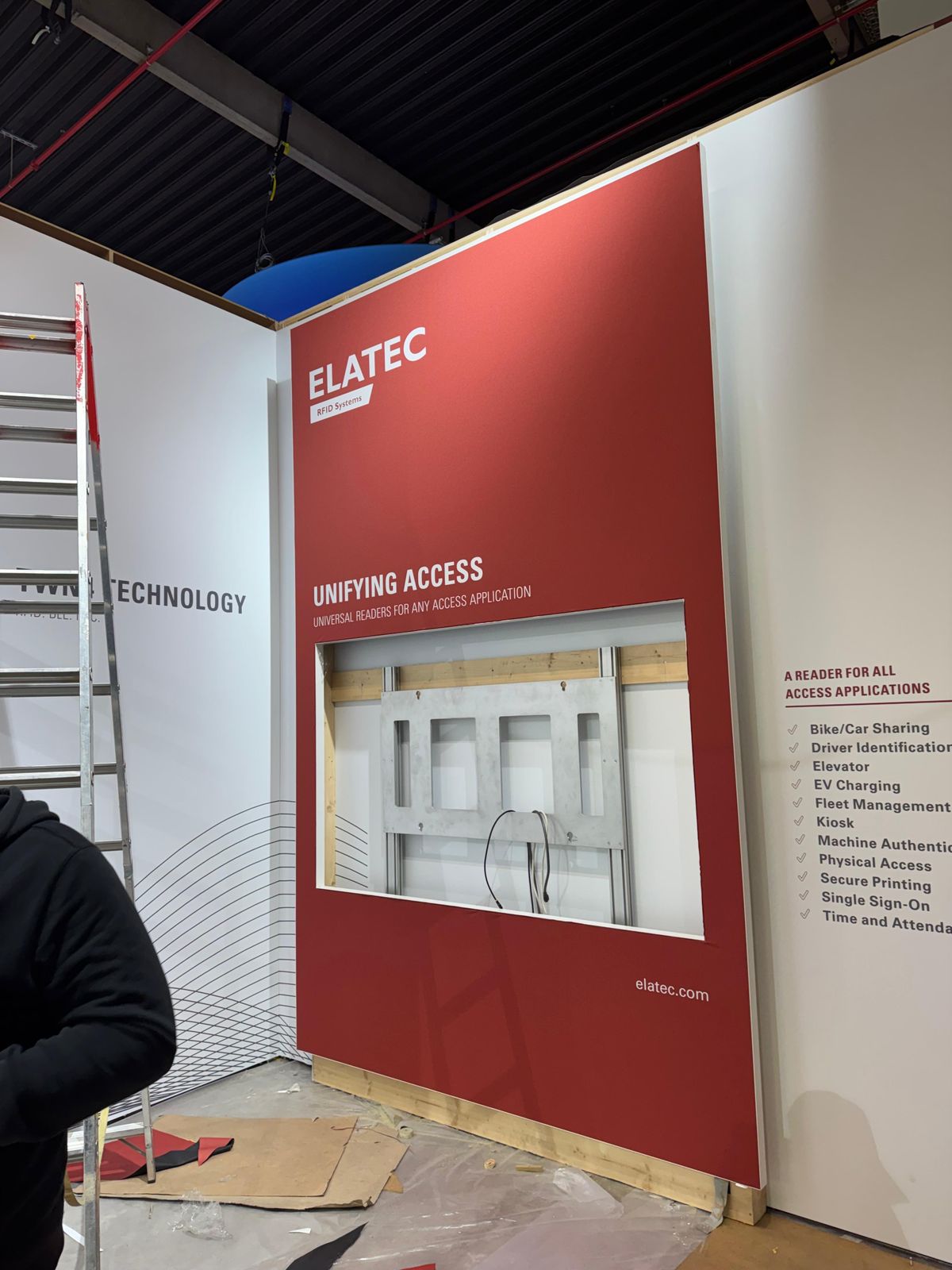 Aufbau einer Standwand für ELATEC durch das fourplex Team
