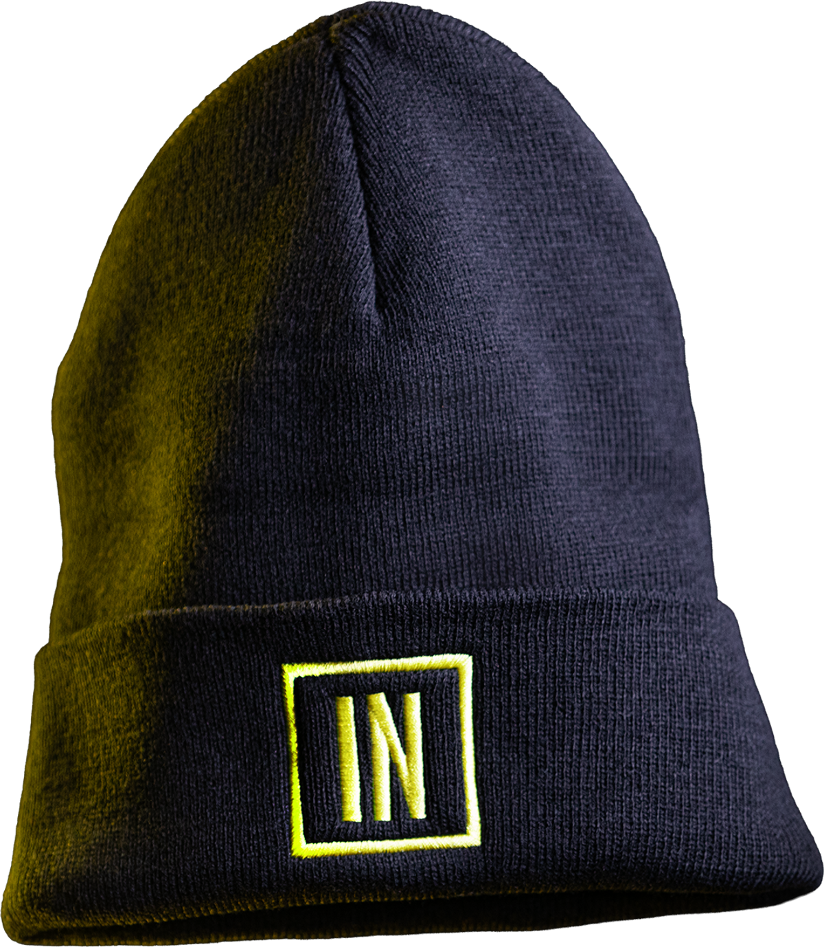 Dunkelblaue Strickmütze mit gelb gesticktem „IN“-Logo im Quadrat am Umschlag, freigestellt