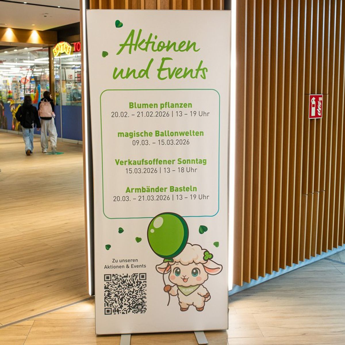 Roll-up „Aktionen und Events“ im FLAiR Fürth mit Terminen, QR-Code und FLAiRY am Luftballon