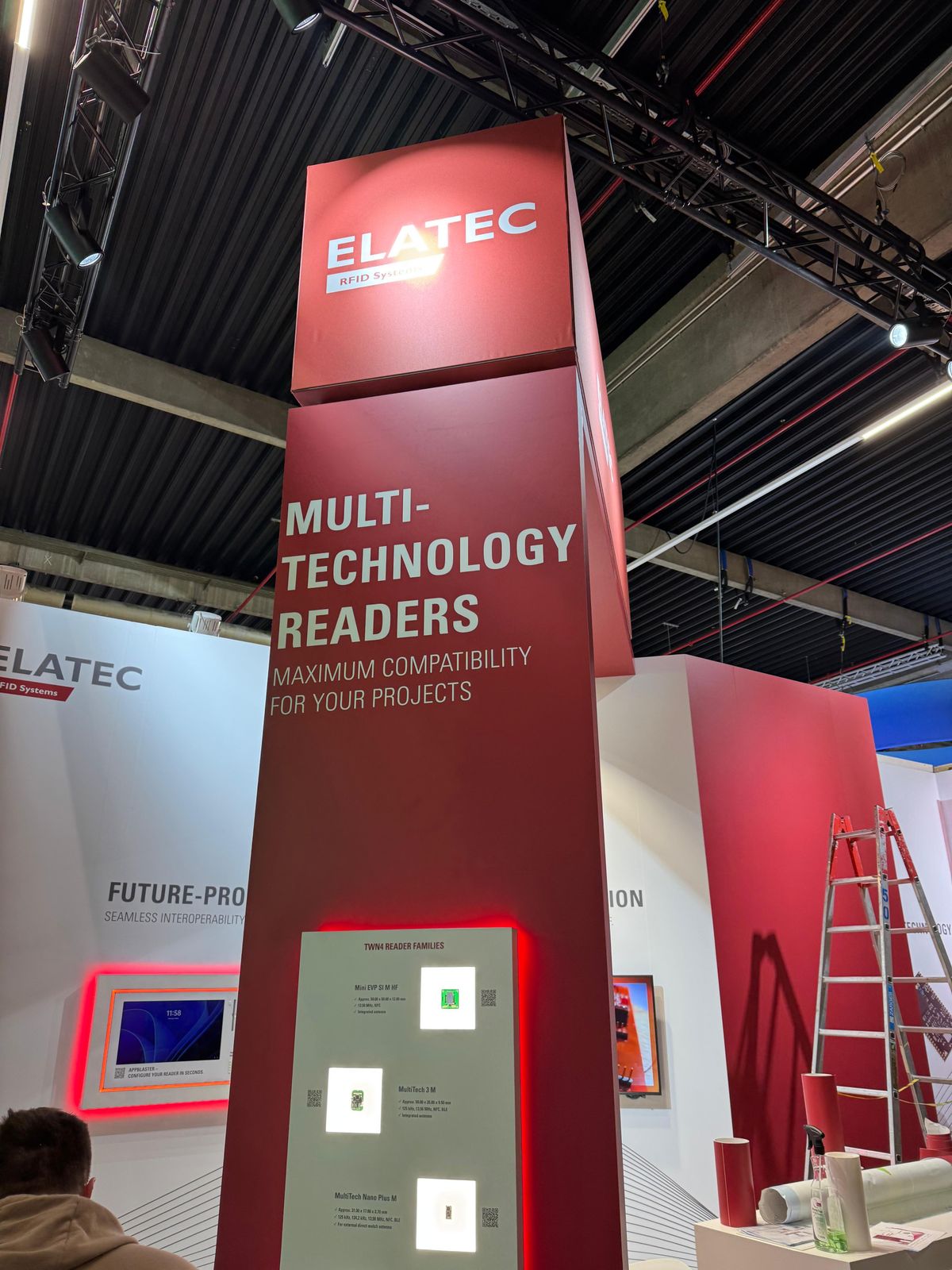 Beleuchteter Messeturm über dem ELATEC-Stand
