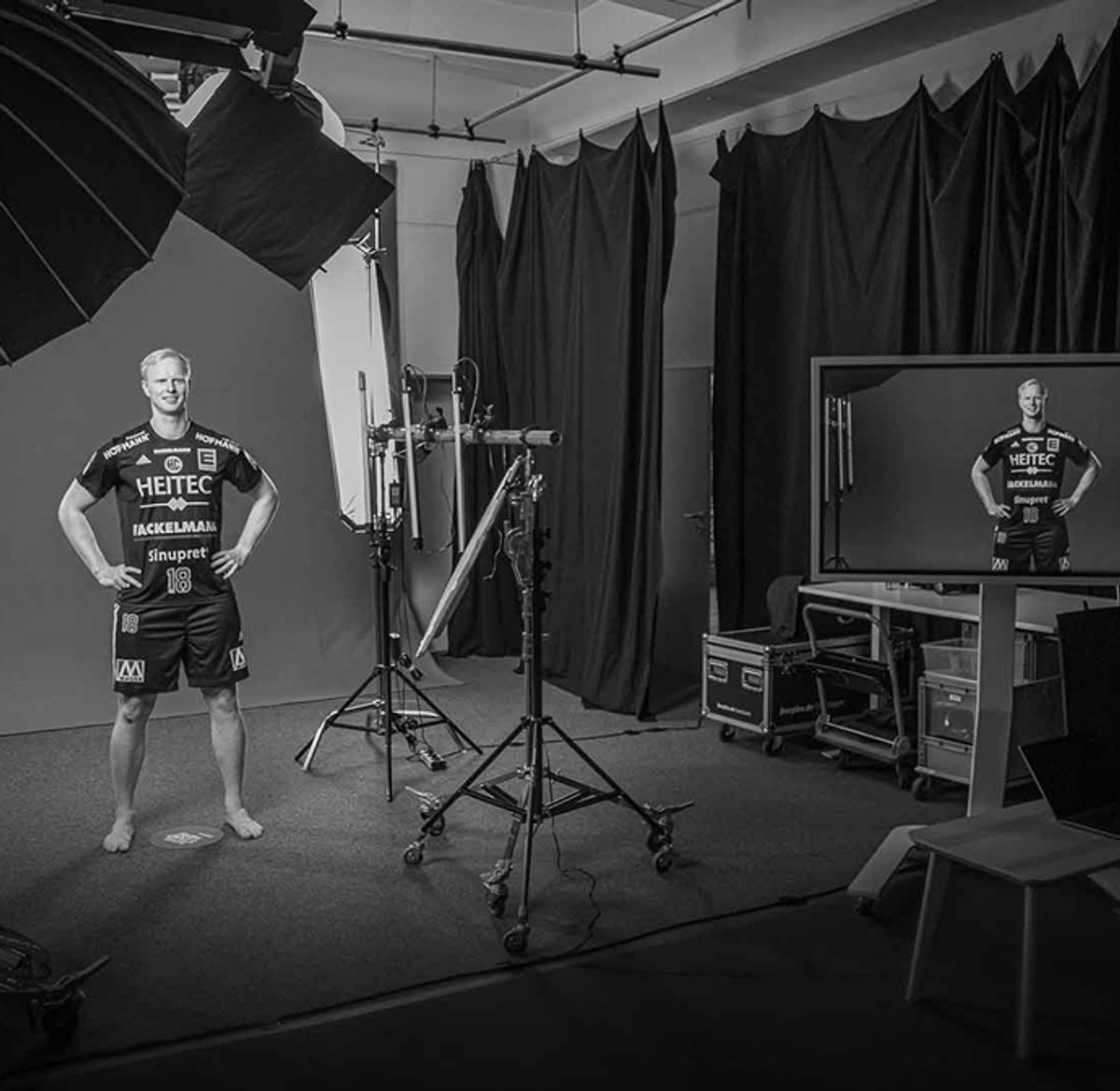 Fotoshooting mit einem Sportler vor Studioblitzen und Monitor im fourplex Studio