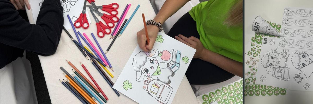 Kinder malen FLAiRY-Motive aus, daneben Lesezeichen und Schultüten mit FLAiR-Stickern