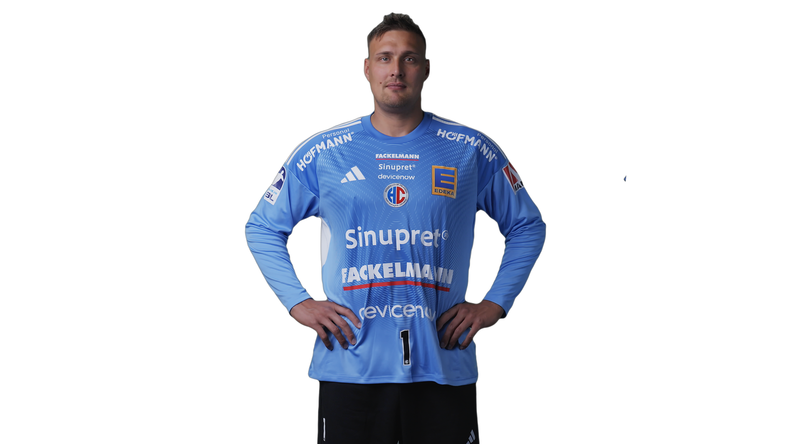 Dario Quenstedt, Torhüter des HC Erlangen, im hellblauen Trikot mit der Nummer 1, freigestellt mit in die Hüften gestemmten Händen