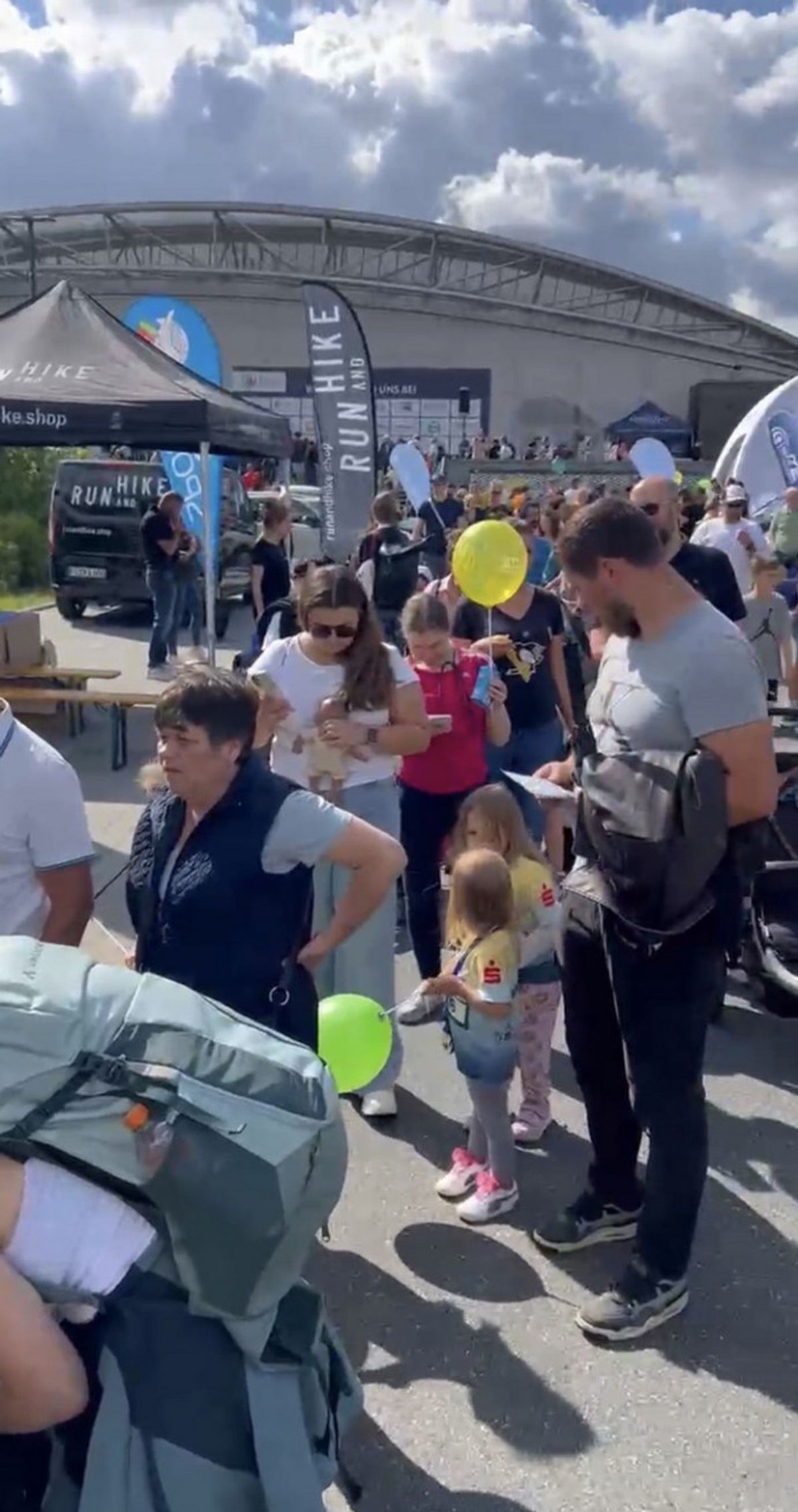 Familien und Kinder mit Luftballons beim Kids-Marathon unter freiem Himmel