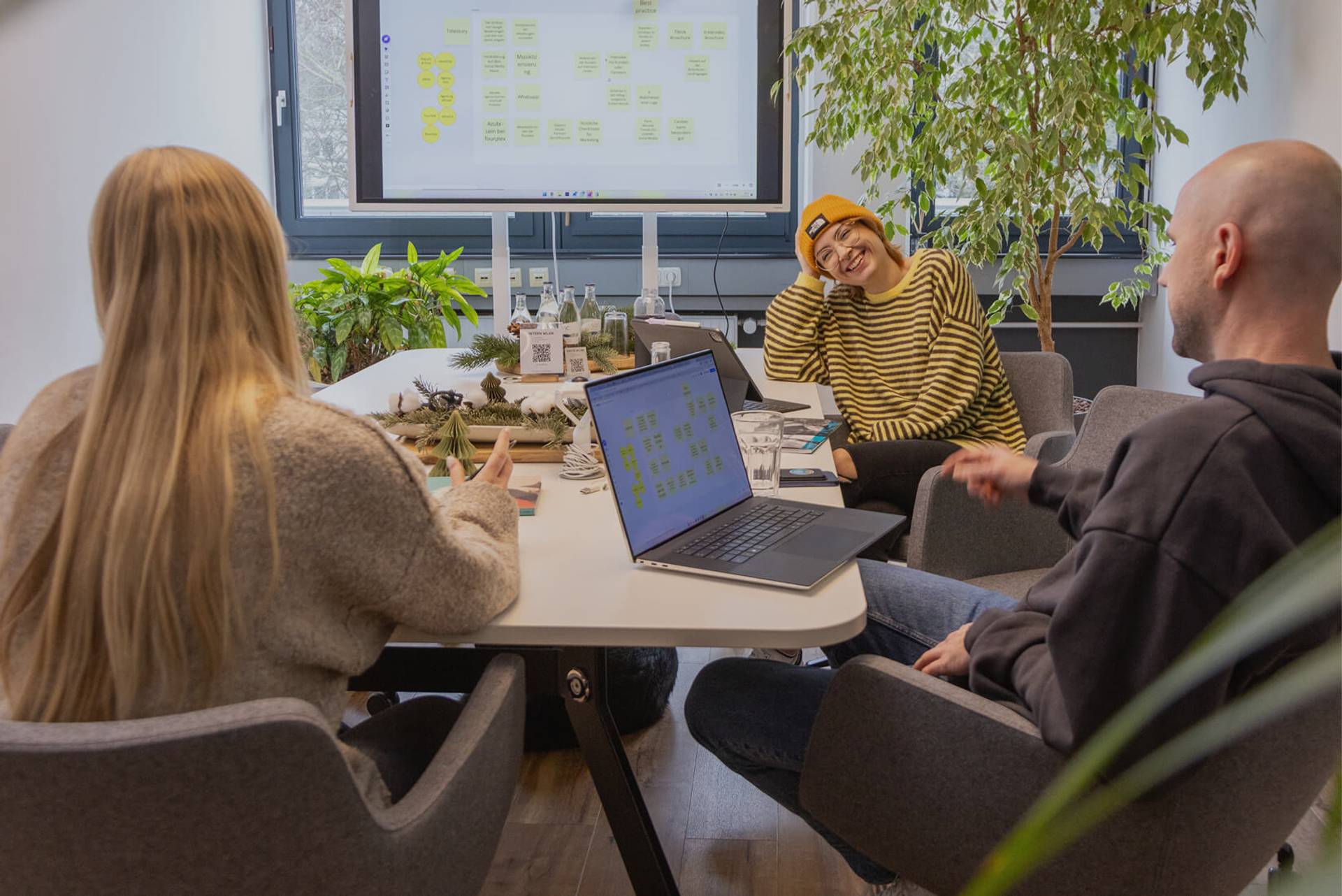 fourplex Team bei der Planung am Besprechungstisch