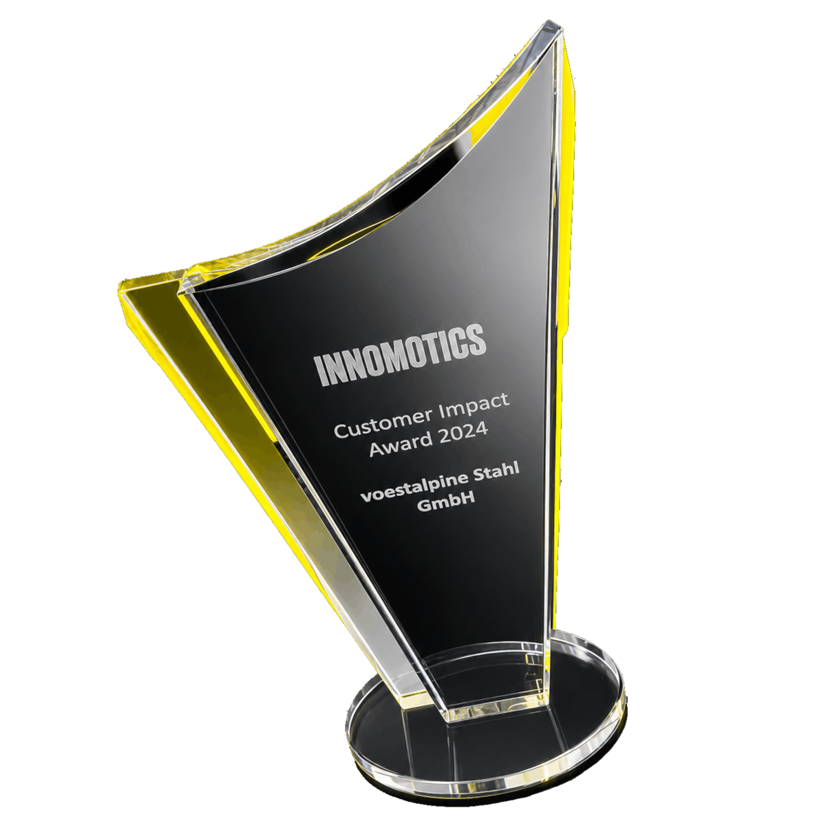 Glaspokal mit gelben Kanten und Gravur „Innomotics Customer Impact Award 2024 – voestalpine Stahl GmbH“, freigestellt