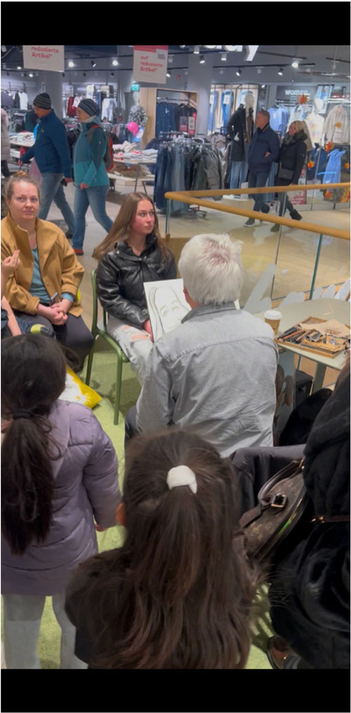 Volles Center am Abend der Langen Nacht Shopping im FLAiR Fürth