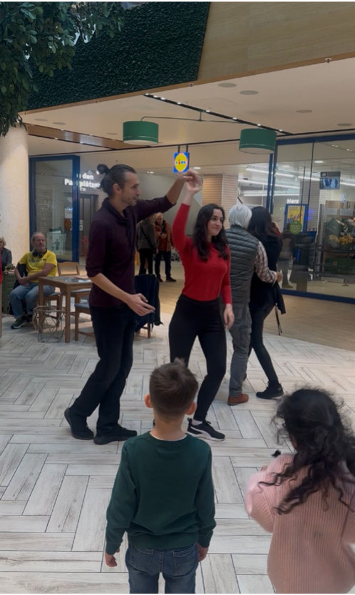 Paare tanzen Salsa in der Mall des FLAiR Fürth, Kinder schauen zu