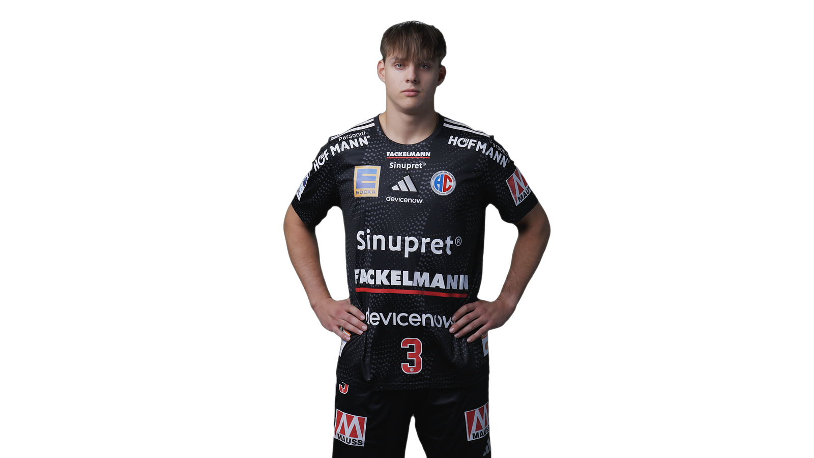 Lars Genz vom HC Erlangen im schwarzen Trikot mit der Nummer 3, freigestellt mit in die Hüften gestemmten Händen