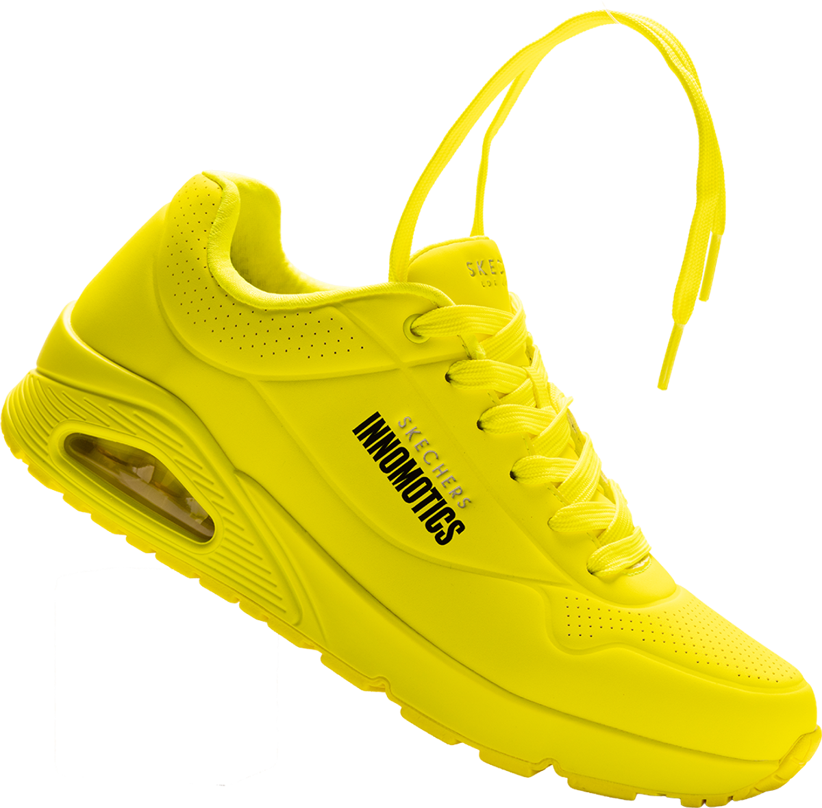 Neongelber Skechers-Sneaker mit schwarzem Innomotics-Schriftzug und lose hochgehaltenem Schnürsenkel, freigestellt