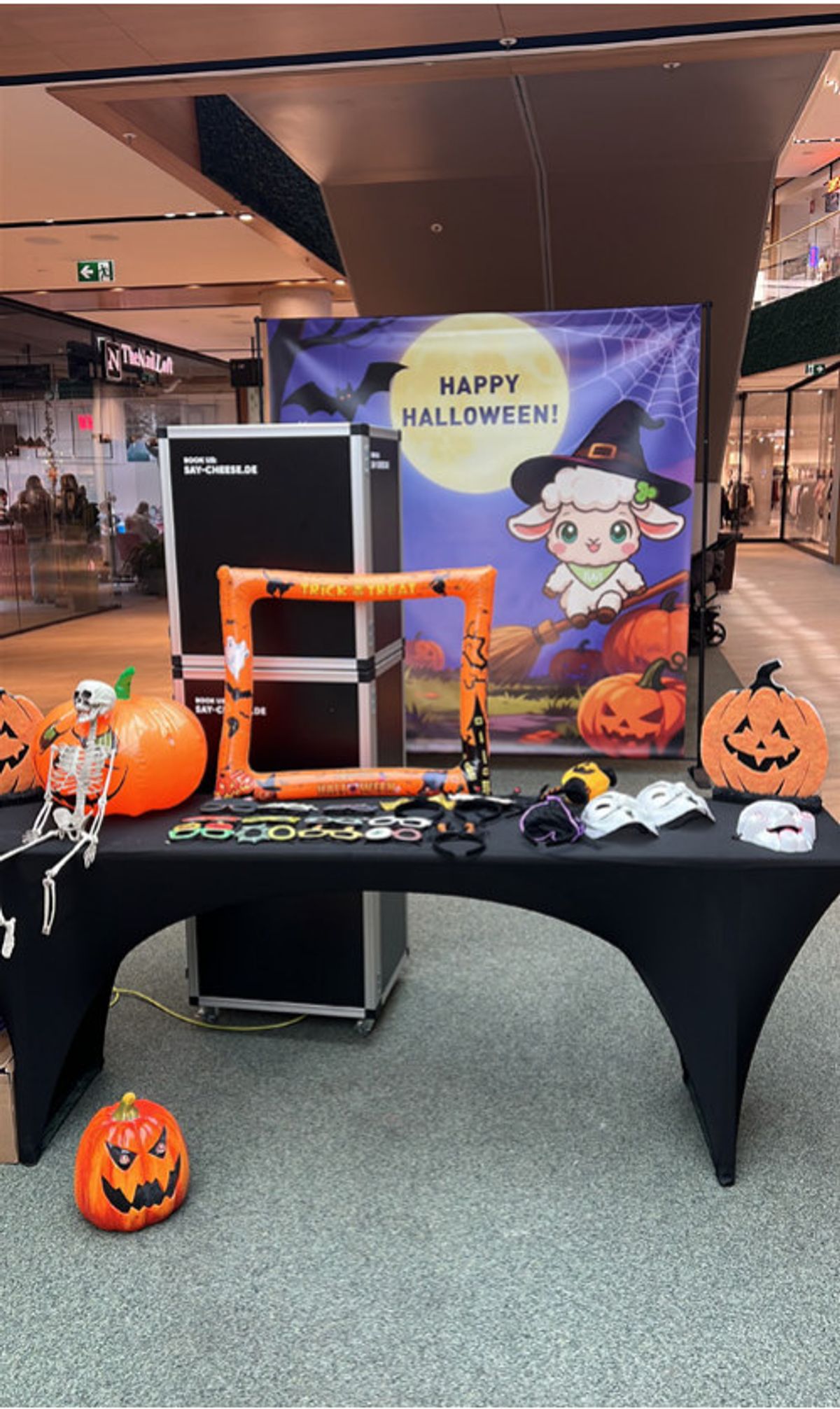 Halloween-Fotostation mit Kürbissen und Rückwand „Happy Halloween“ im FLAiR Fürth