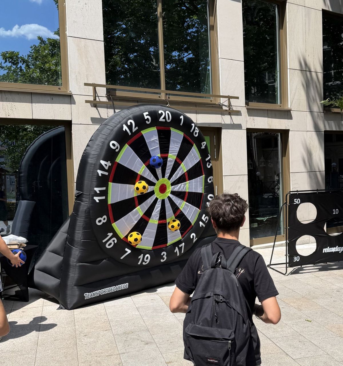 Junge vor einer großen aufblasbaren Fußball-Dartscheibe vor dem FLAiR Fürth