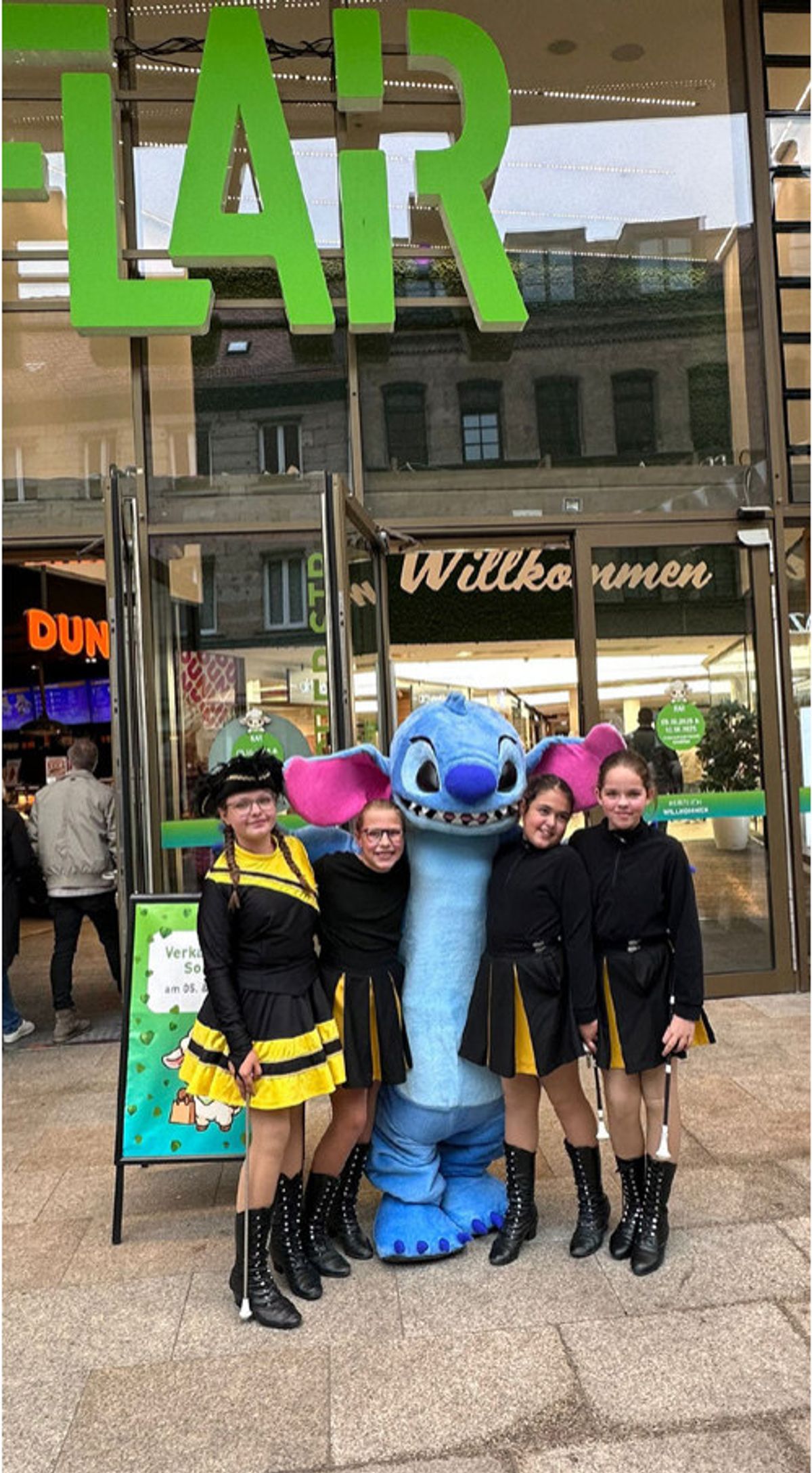 Kostümierte Walking Acts empfangen Besucher am Eingang des FLAiR Fürth zum verkaufsoffenen Sonntag