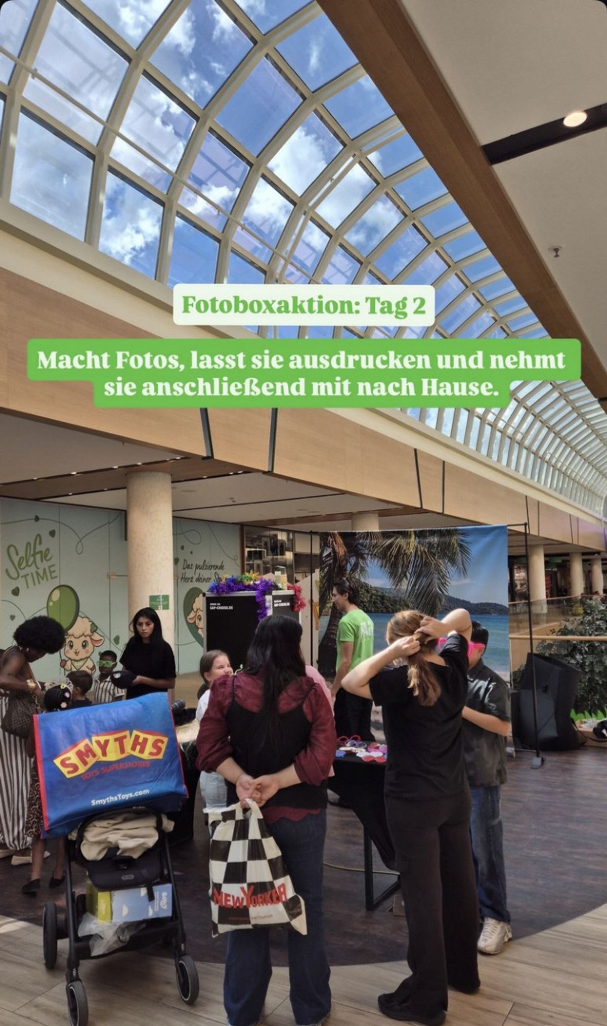 Besucher an der Fotobox unter dem Glasdach des FLAiR Fürth, Fotos werden direkt ausgedruckt