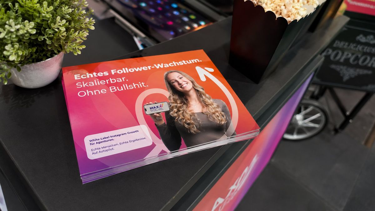 Gebrandete Broschüre am Messestand von MAXSOCIAL