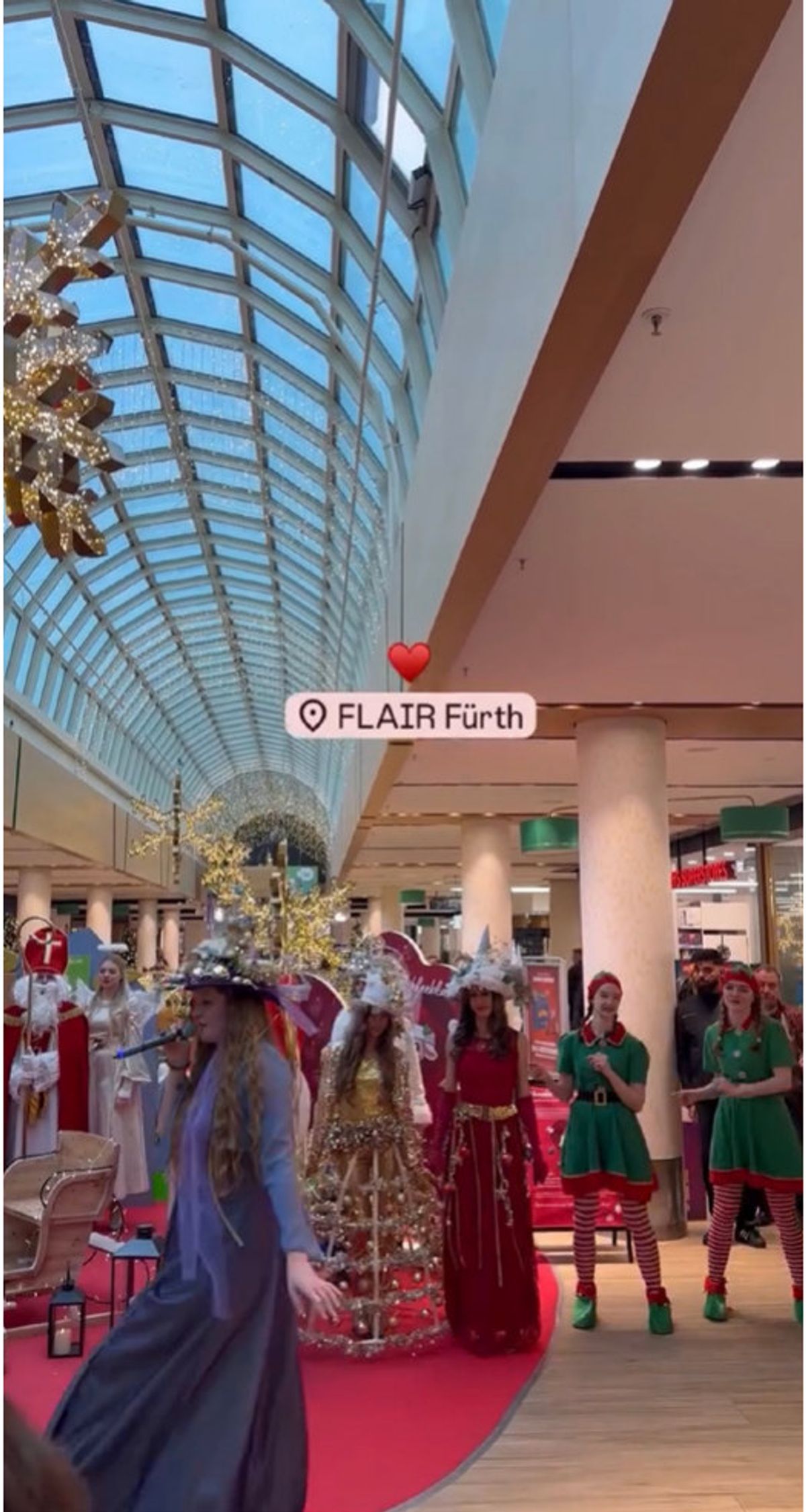 Kostümierte Figuren der Weihnachtsparade ziehen unter dem Glasdach durch das FLAiR Fürth