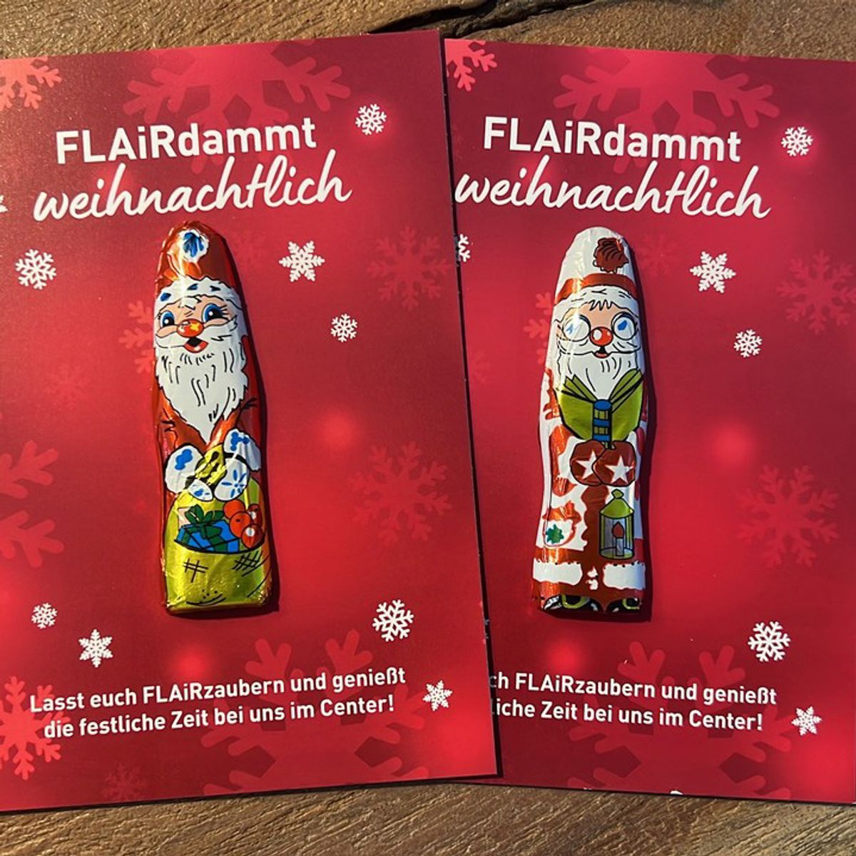Zwei rote Karten „FLAiRdammt weihnachtlich“ mit aufgeklebtem Schokoladen-Nikolaus